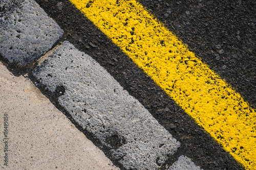 trottoir ligne jaune pavé rue route stationnement autorisé int © shocky