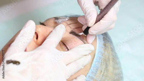 Mikrobleyding eyebrows workflow in a beauty salon