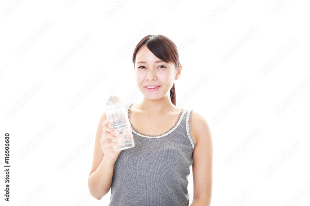 ミネラルウォーターを飲む女性 ミネラルウォーターを飲む女性