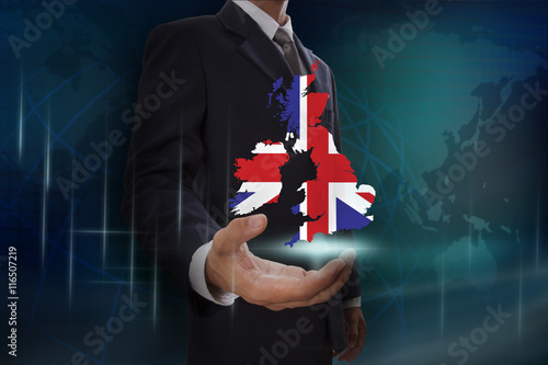 Obraz na płótnie Businessman showing map of United Kingdom on globe background w salonie