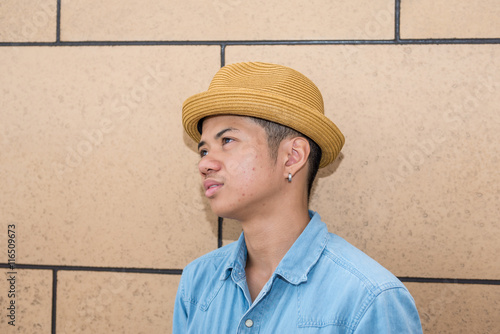 Tableau sur toile カジュアルな日本人とフィリピン人のハーフの男性