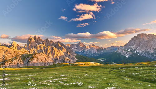 Sonnenuntergang in den Bergen, Dolomiten photo