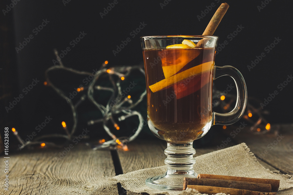 Mulled wine in glass and cinnamon pipes - obrazy, fototapety, plakaty 