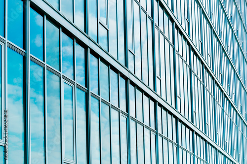 Hochhaus abstrakt mit Spiegelung 