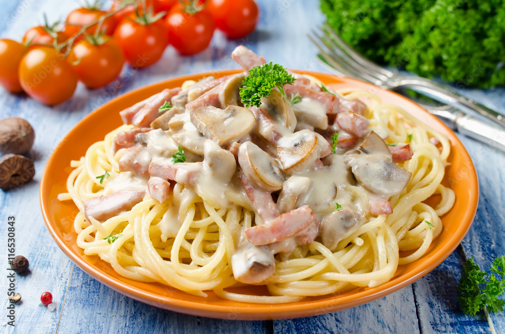 Spaghetti with Bechamel sauce, mushrooms and bacon Spaghetti with Bechamel sauce, mushrooms and bacon