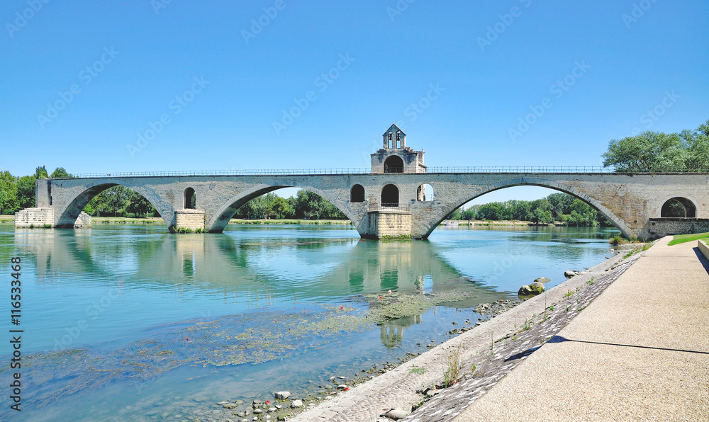 Naklejka premium die berühmte Brücke von Avignon über die Rhone,Provence,Frankreich