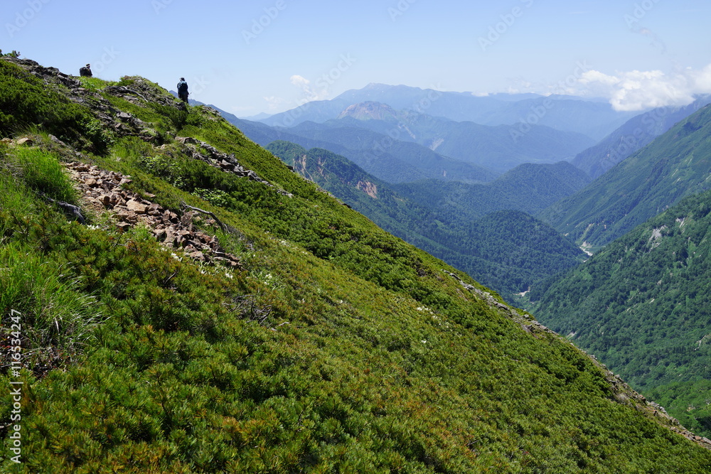 Naklejka premium 槍ヶ岳 ハイカー 登山家 硫黄乗越 山脈 山々 山頂 眺望 北アルプス 登山 空 絶景