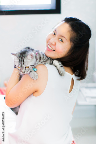 Fototapeta Naklejka Na Ścianę i Meble -  Woman with cat