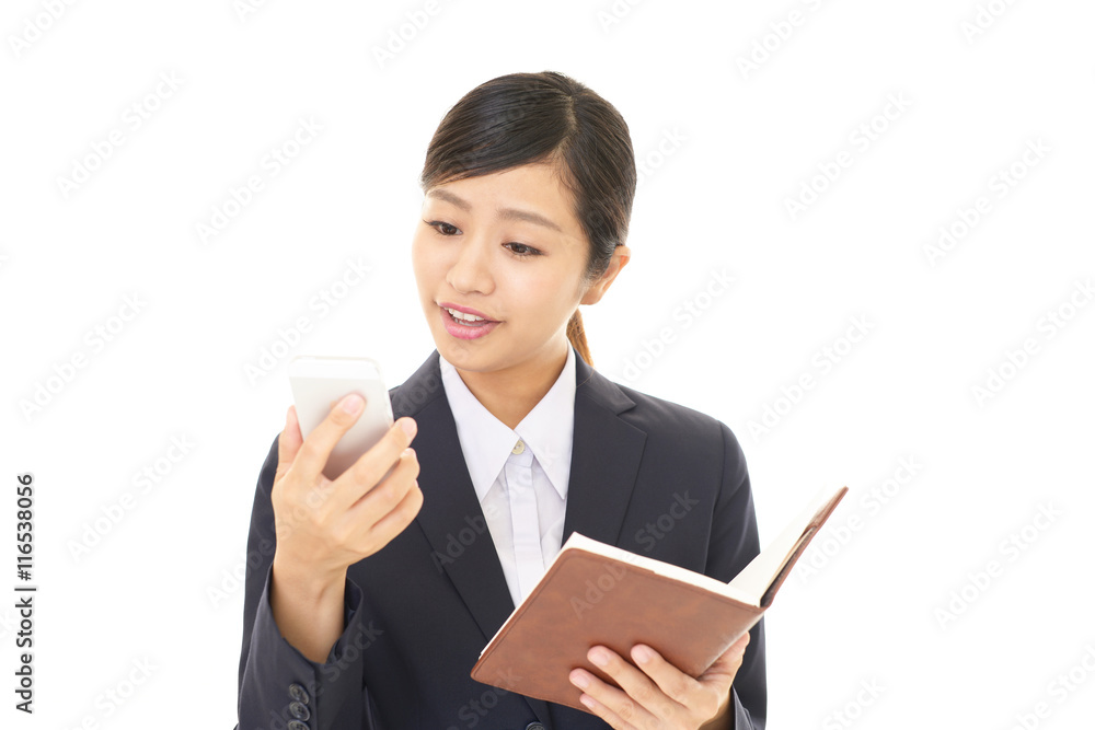 スマートフォンを持つビジネスウーマン