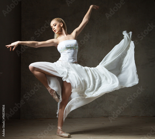 Photo Beautiful ballet dancer in white costume with waving skirt dancing