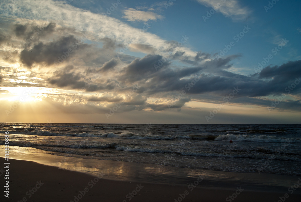 Bałtycka plaża o zachodzie słońca