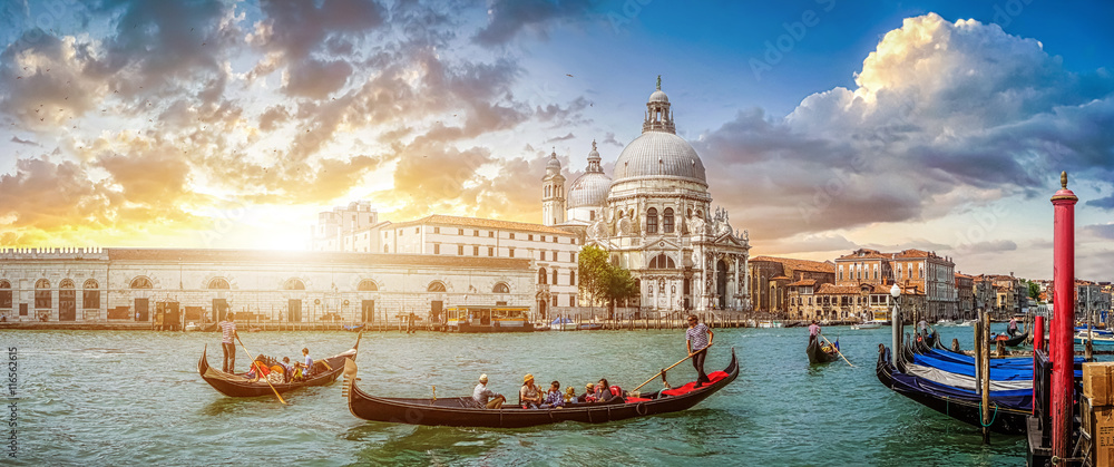 Fototapeta premium Romantyczna Wenecja Scena gondoli na Canal Grande o zachodzie słońca, Włochy