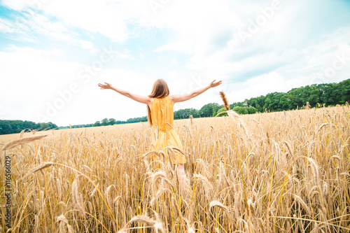 Frau auf einem Getreidefeld