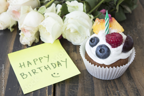 Canvas Print Delicious Cupcake with Happy Birthday Notepaper and Flowers