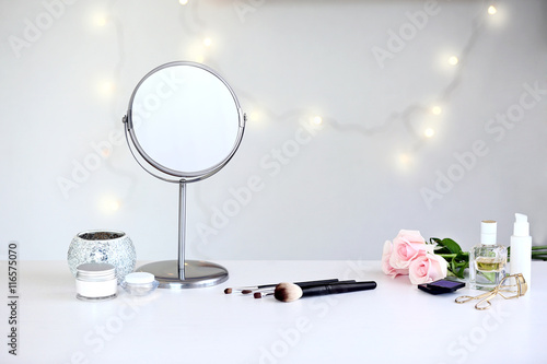 Billede på lærred Cosmetic set on light dressing table