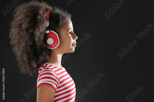 Afro-American little girl w...