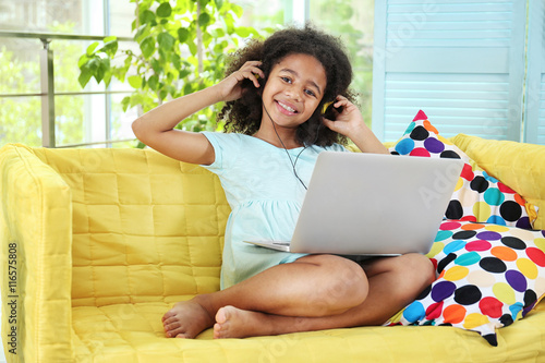 Afro-American little girl w...