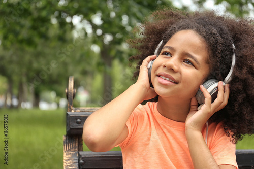 Afro-American little girl l...
