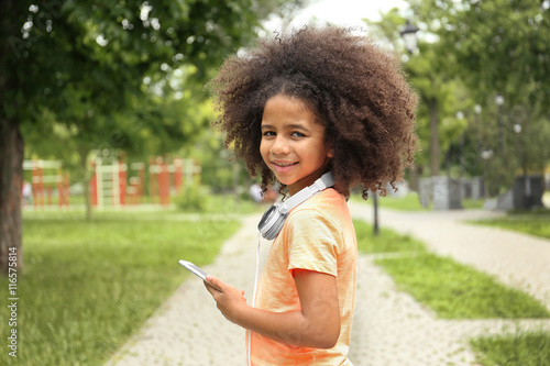 Afro-American little girl l...