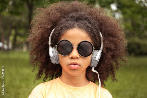 Afro-American little girl i...