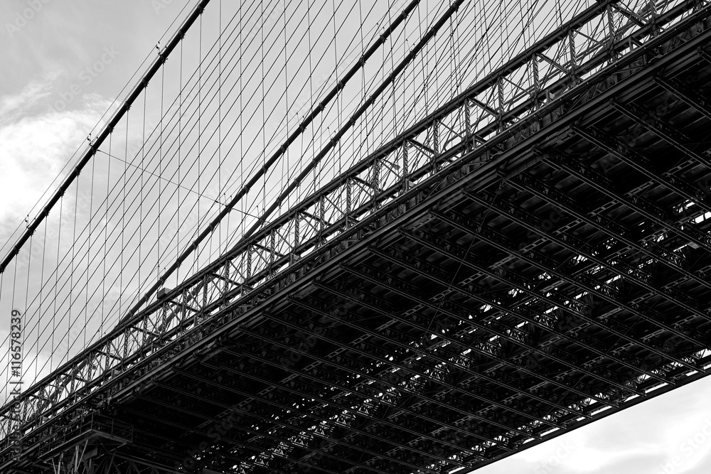 Naklejka premium Black and white landscape of Manhattan Bridge