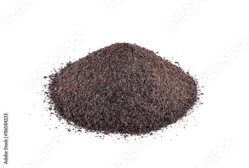 Foto Small heap of Ceylonb lack tea on white background