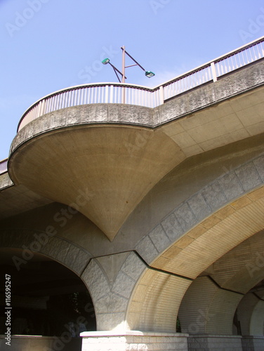 公園に架かるアーチ橋