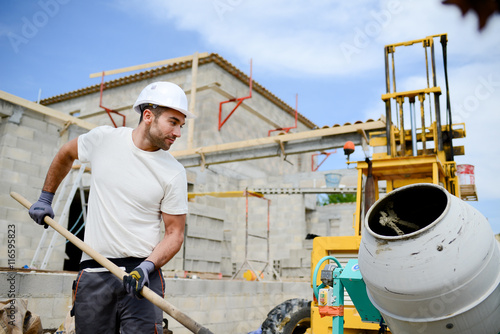 Foto portrait of handsome construction worker on a building industry construction sit