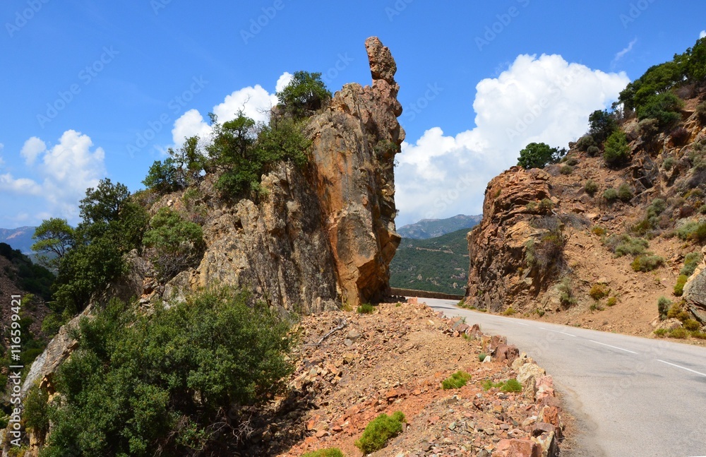 Bergstraße durch Felsdurchbruch in Korsika