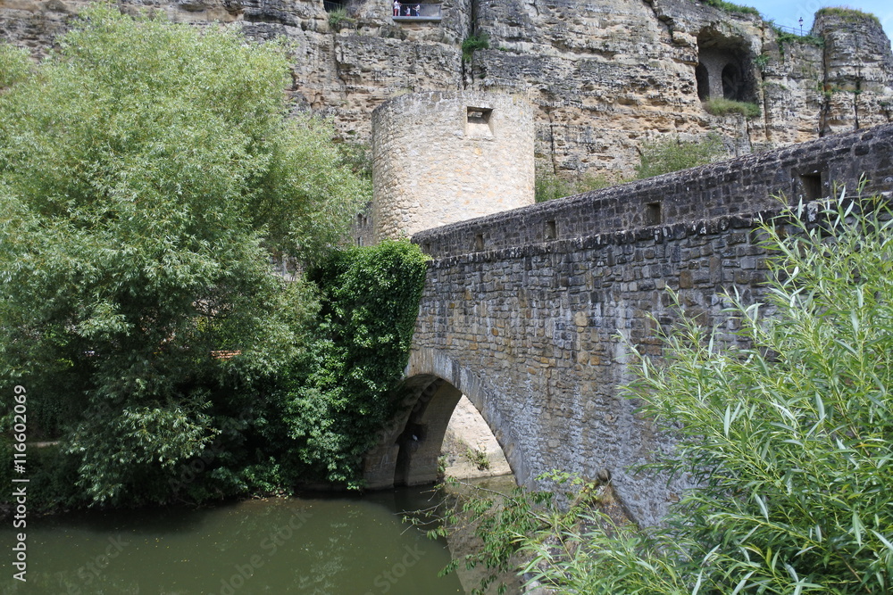 Brücke mit Stadtmauer und Bock Kasematten