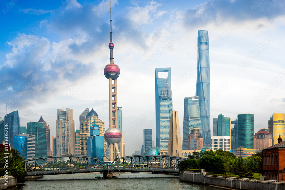 Fototapeta premium Shanghai skyline with historical Waibaidu bridge, Shanghai, China