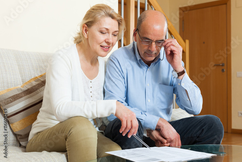 Canvastavla serious elderly couple with financial documents