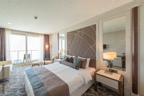 Modern hotel room with big bed © Elnur
