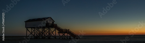 Silhouette Pfahlbau Nordsee Panorama © Animaflora PicsStock