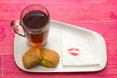 Чашка черного чая и лимонное печенье