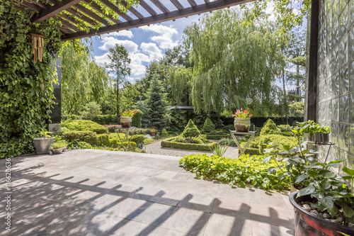 Fotografi Atmosphere of Far East in luxurious garden decor