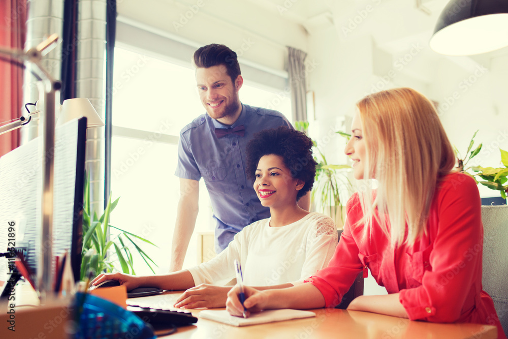 Obraz premium happy creative team with computer in office