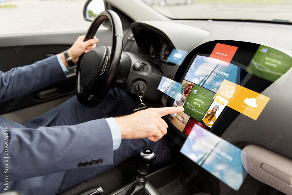 Naklejka premium man driving car with news on board computer
