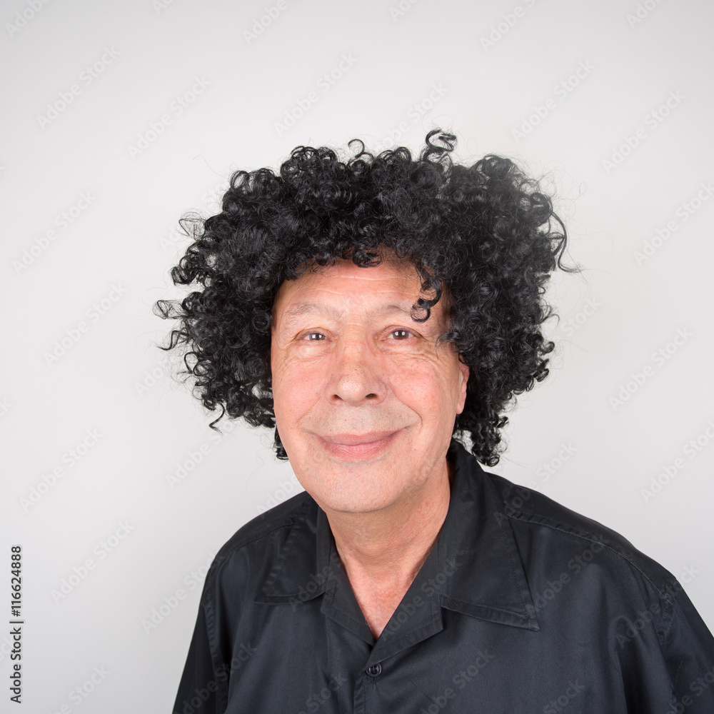 Senior mit Hut / Perücke albert vor der Kamera herum und hat Spaß Senior mit Hut / Perücke albert vor der Kamera herum und hat Spaß
