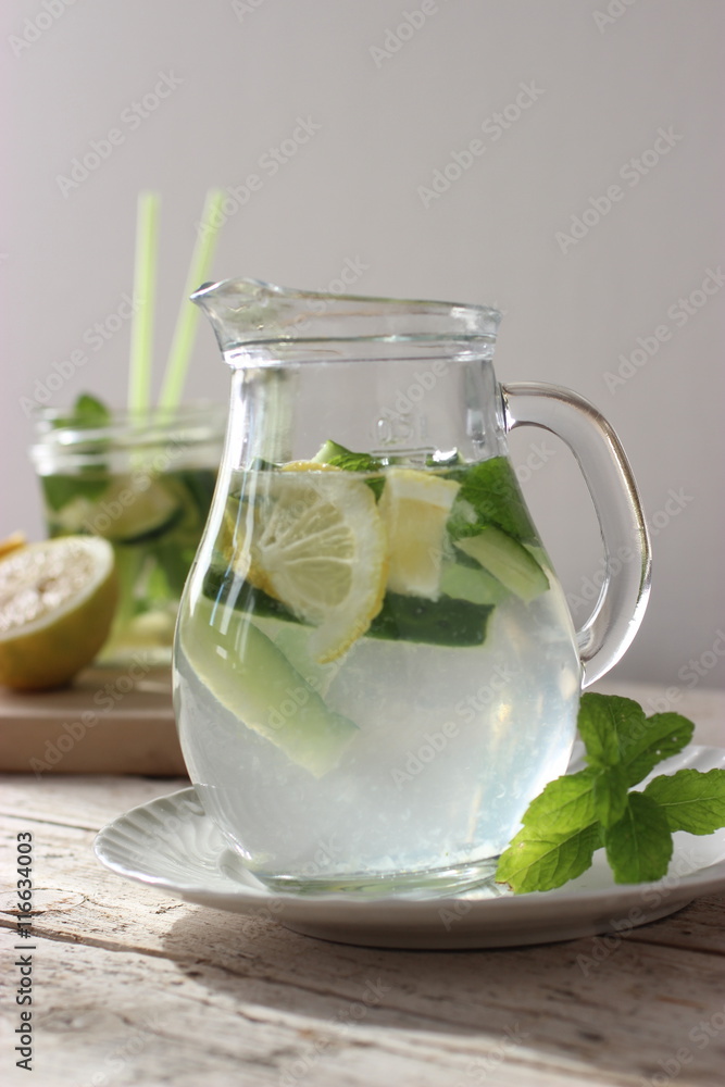 caraffa di acqua con limoni cetrioli e menta Stock Photo | Adobe Stock