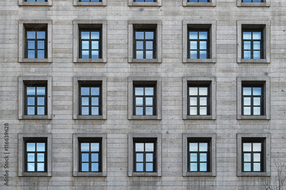 FACHADA CON VENTANAS