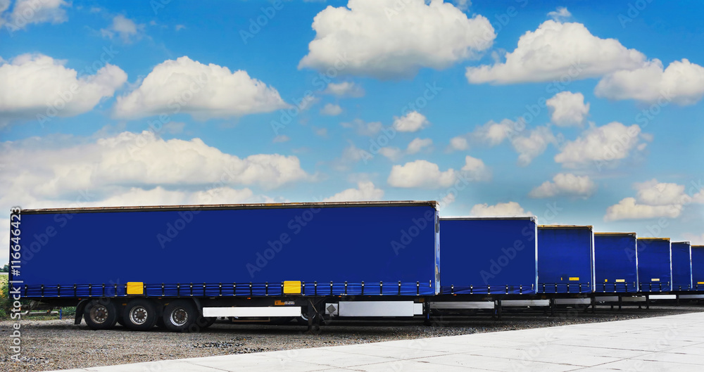 Foto Truck semi trailers waiting