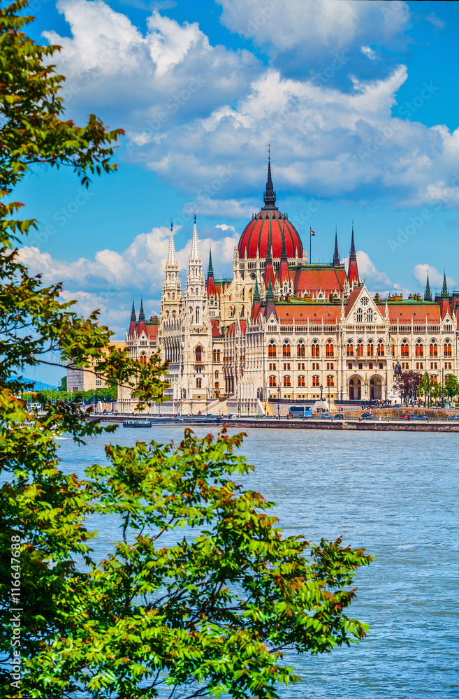 Obraz premium Budynek parlamentu węgierskiego w budapeszcie