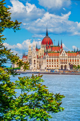 Acrylglasbilder Budapest Parlament Budapest im Sommerlicht  © Yasonya