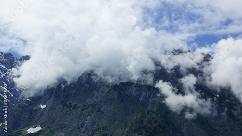 schöne weiße Wolken und Gipfel der Alpen in Eurpoa photo