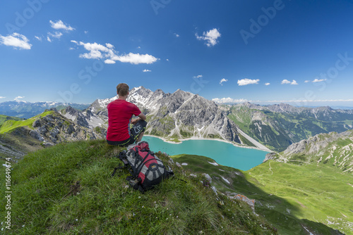 Wandern in den Bergen photo