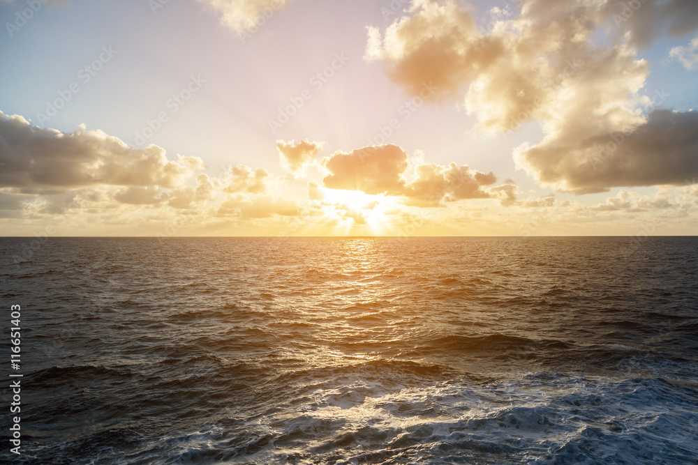 Obraz premium Sunset in the open sea.