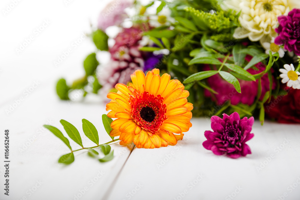 Naklejka premium Duftende Blumen auf Holzuntergrund