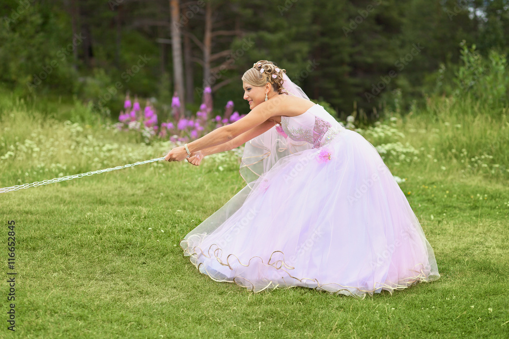 Funny bride pulls the chain