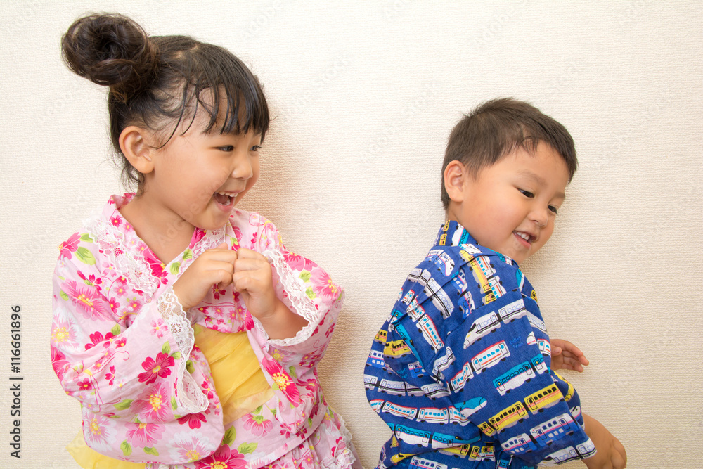 浴衣の女の子と男の子 浴衣の女の子と男の子